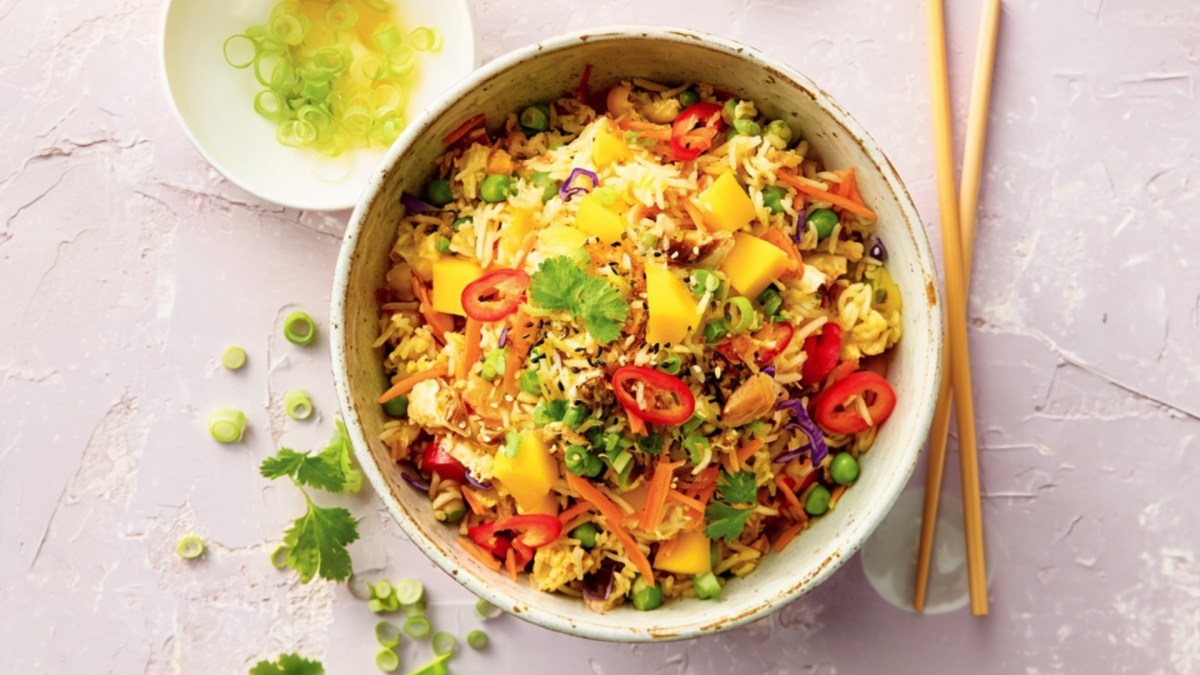 Eine Schüssel Bratreissalat mit Mango in der Draufsicht.