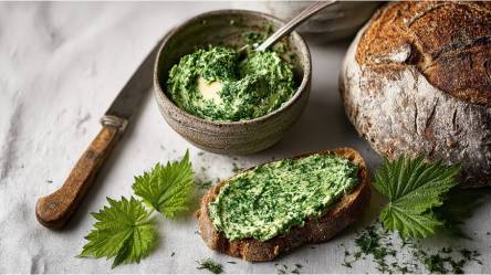 Schale und Scheibe Brot mit Brennnesselbutter