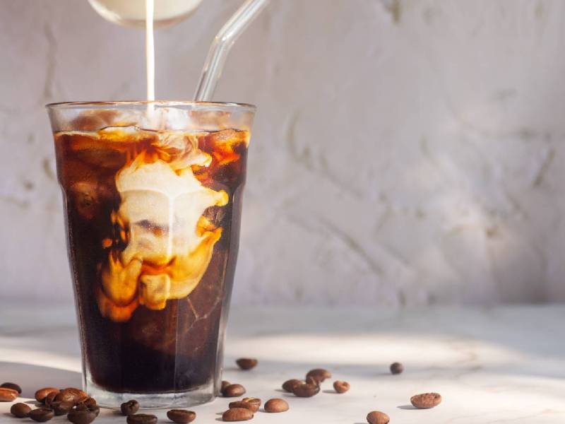 Glas Cold Brew Kaffee mit Milch
