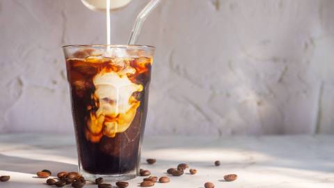 Glas Cold Brew Kaffee mit Milch