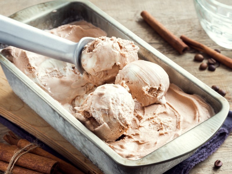 Eis mit der Eismaschine machen: Ein Eisportionierer portioniert mehrere Kugeln Eis.