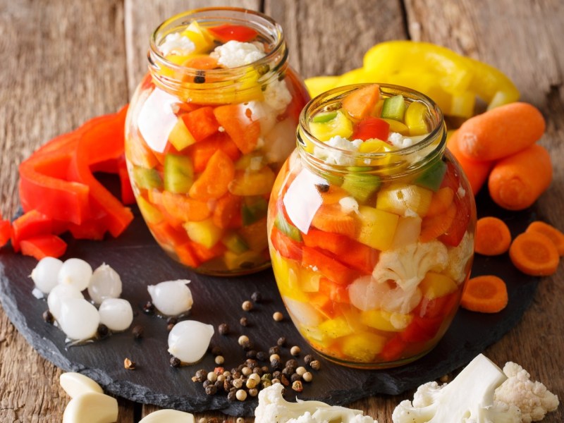 Zwei Gläser Giardiniera: italienische Mixed Pickles.