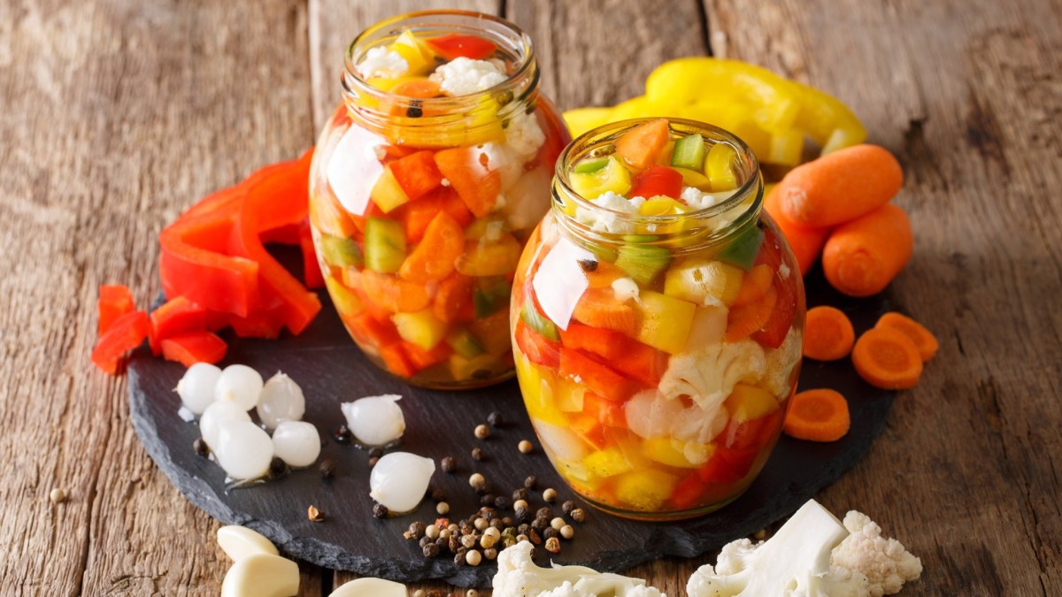 Zwei Gläser Giardiniera: italienische Mixed Pickles.