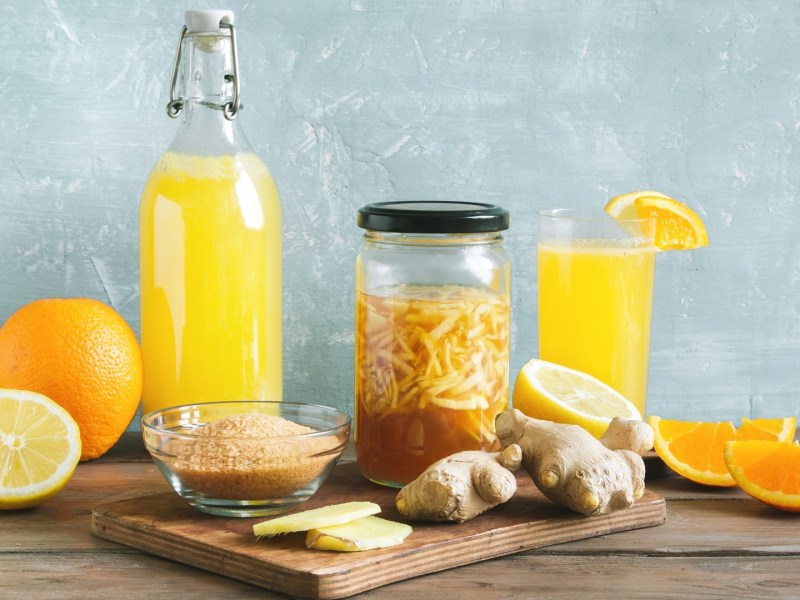 Ginger Bug ansetzen: Ein Glas mit einem Ginger Bug sowie Ginger Beer und Zutaten.