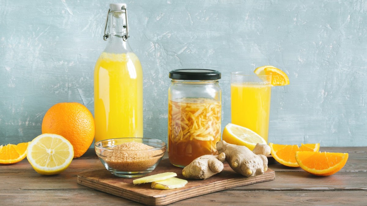 Ginger Bug ansetzen: Ein Glas mit einem Ginger Bug sowie Ginger Beer und Zutaten.