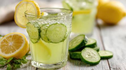 zwei Gläser Gurkenlimonade auf einem Tisch