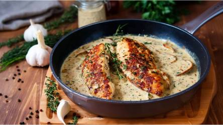 Pfanne mit Hähnchenbrust in Kräutersoße