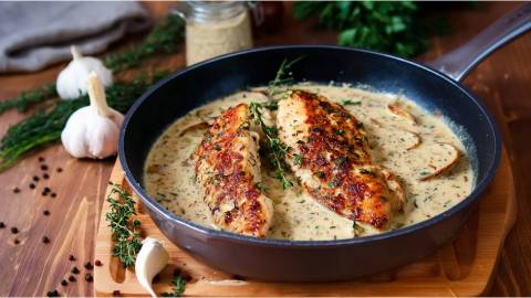 Pfanne mit Hähnchenbrust in Kräutersoße
