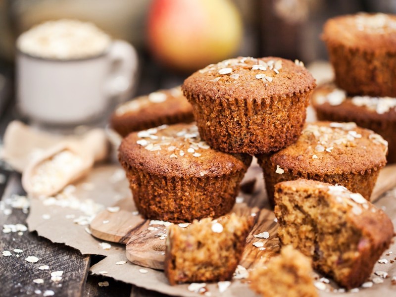 Ein Stapel Haferflocken-Mandel-Muffins.