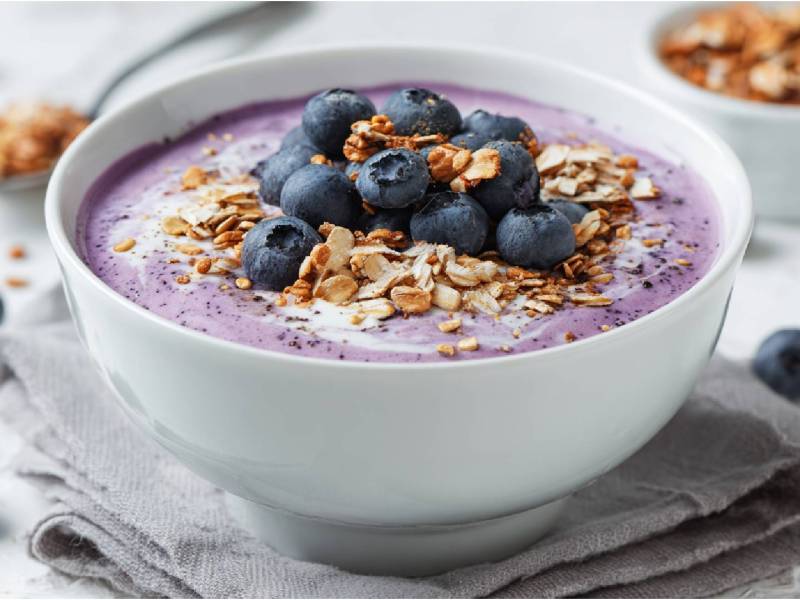 Schale mit Hüttenkäse-Overnight-Oats mit Heidelbeeren