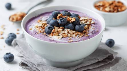 Schale mit Hüttenkäse-Overnight-Oats mit Heidelbeeren