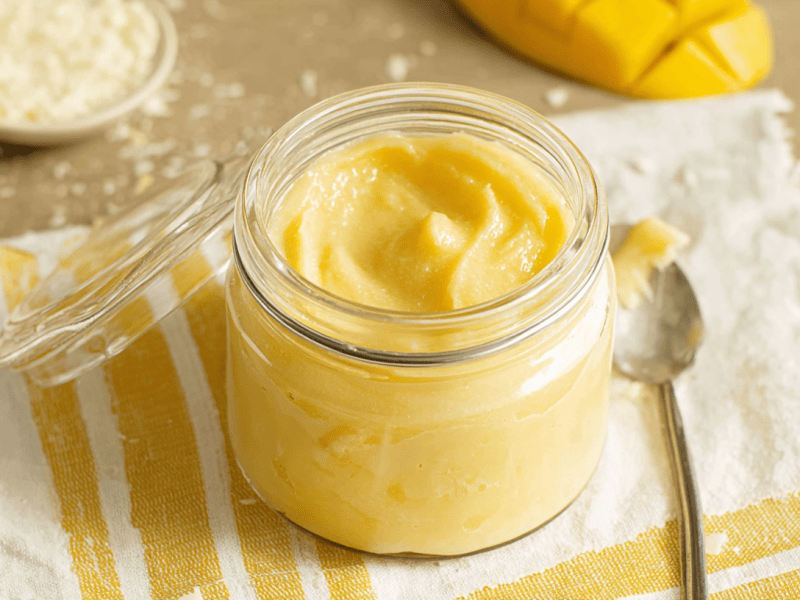 Ein Glas Mango-Kokos-Aufstrich.