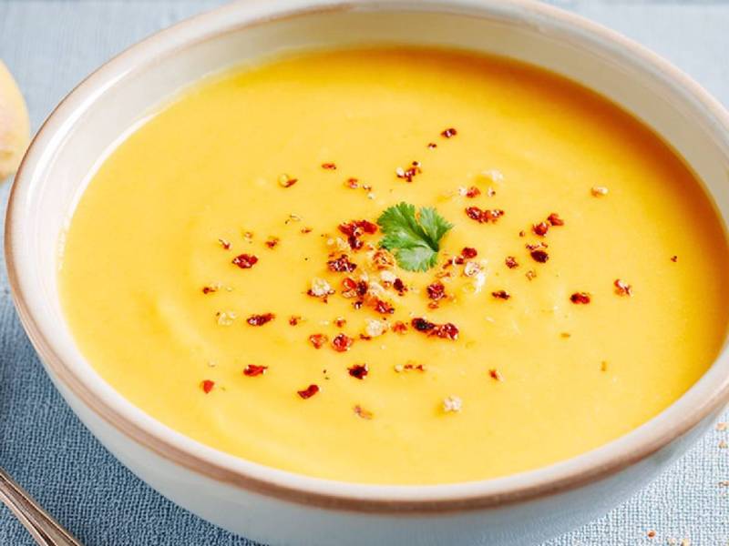 Schale mit einer Portion Mango-Kokos-Suppe