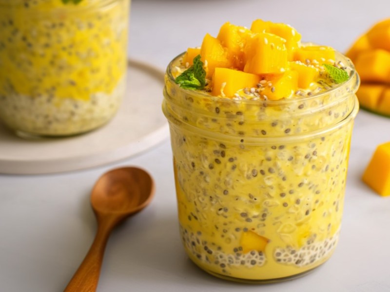 Zwei Gläser Mango Overnight Oats.