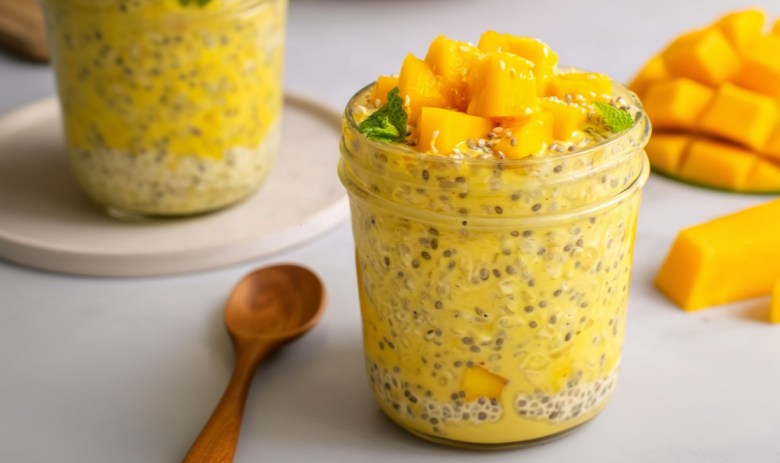Zwei Gläser Mango Overnight Oats.