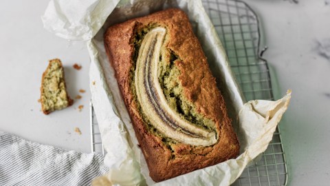 Ein Matcha-Bananenbrot in einer Kastenform in der Draufsicht.