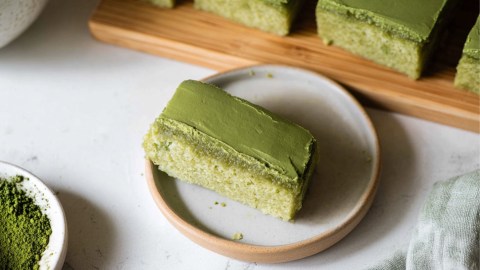Ein Matcha Mochi Brownie auf einem Teller. Im Hintergrund sind weitere Brownies zu sehen.