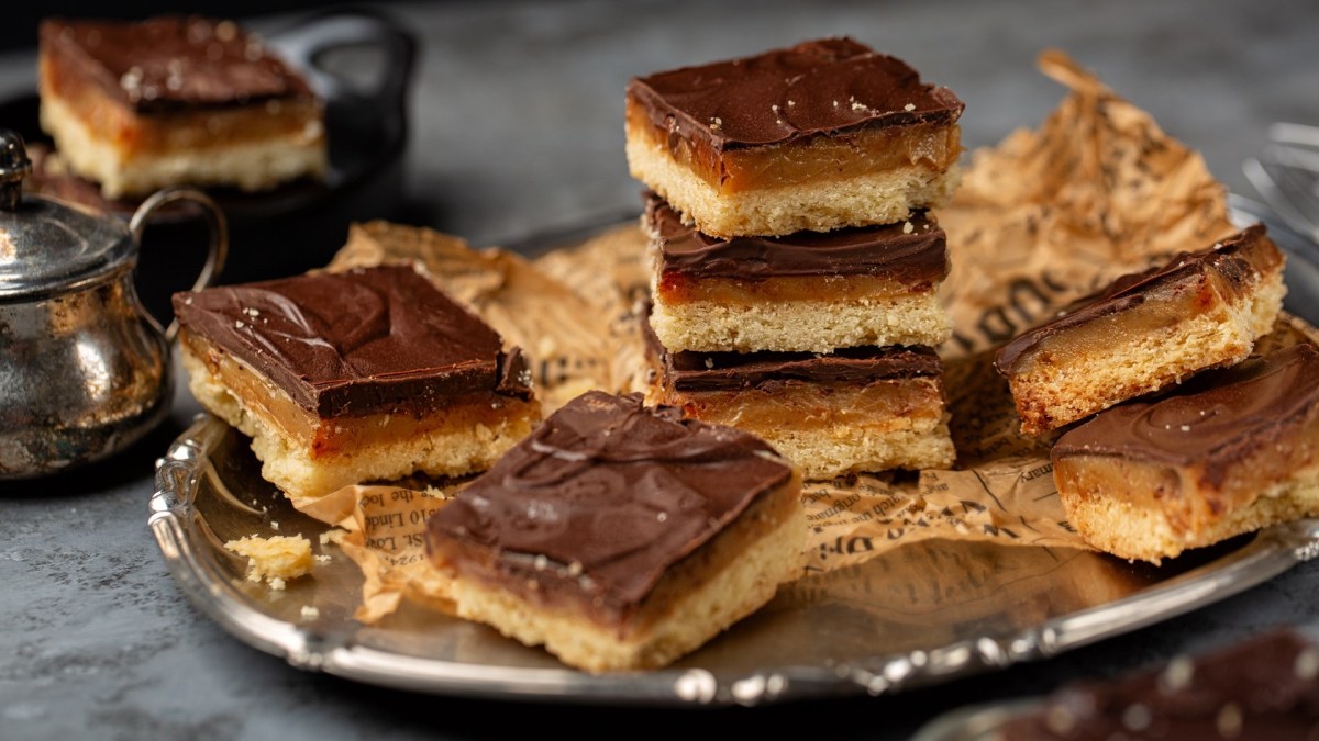 Ein silbernes Tablett mit einem Stapel Millionaire's Shortbread darauf.