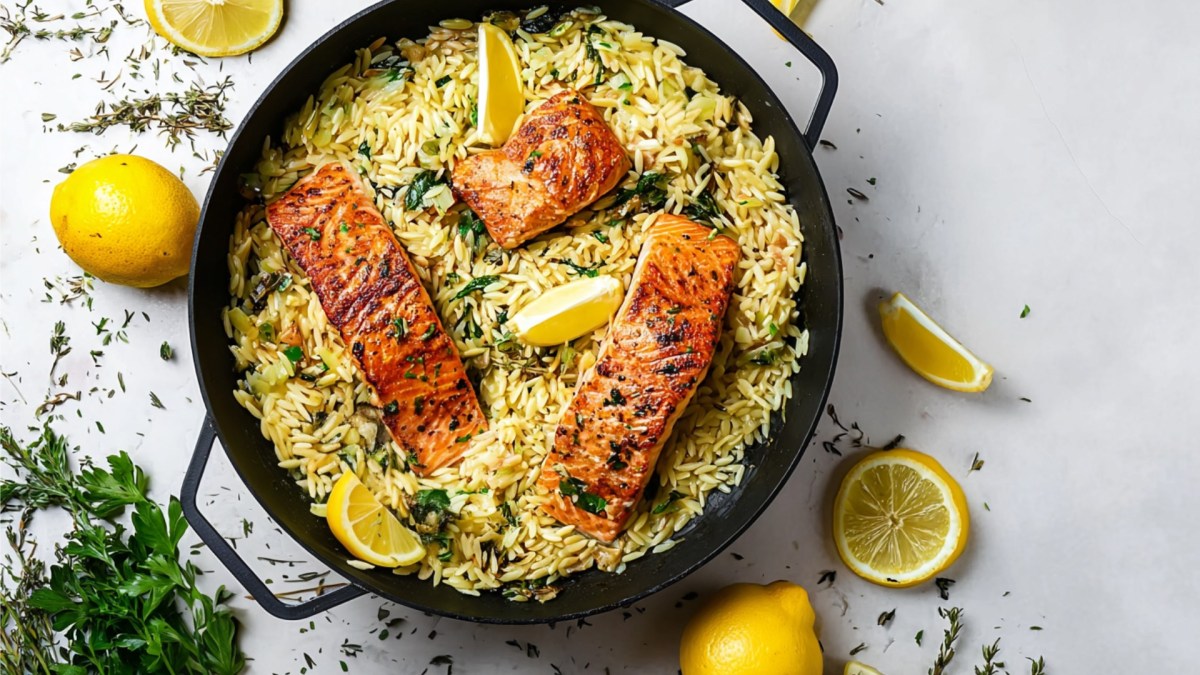 Eine Orzo-Zitronen-Pfanne mit Lachs in der Draufsicht.