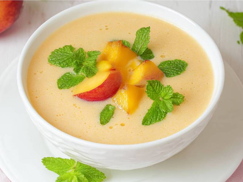 Schüssel mit einer Pfirsich-Kaltschale