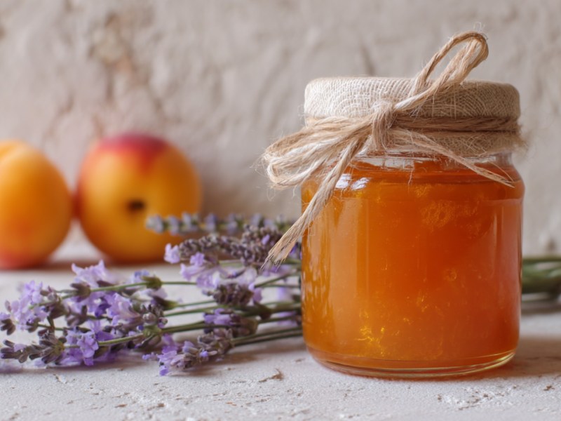 Ein Glas Pfirsich-Lavendel-Marmelade.