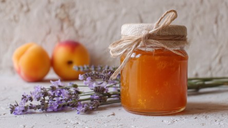 Ein Glas Pfirsich-Lavendel-Marmelade.
