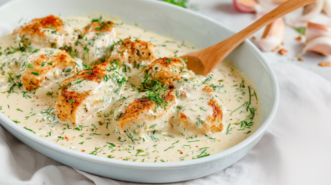 Philadelphia-Hähnchen, serviert in einer Auflaufform.