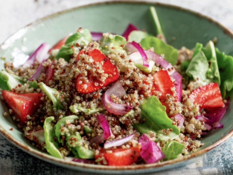 Eine Schüssel Quinoa-Salat mit Erdbeeren.