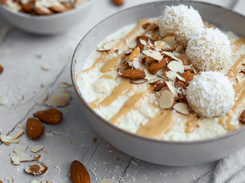 Eine Schüssel Raffaello-Porridge.
