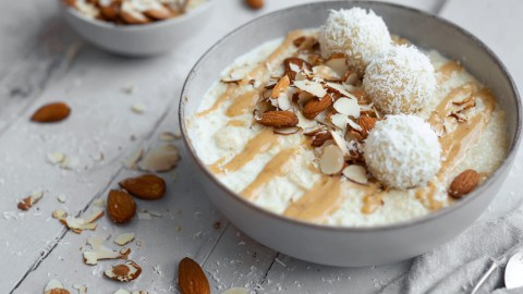 Eine Schüssel Raffaello-Porridge.