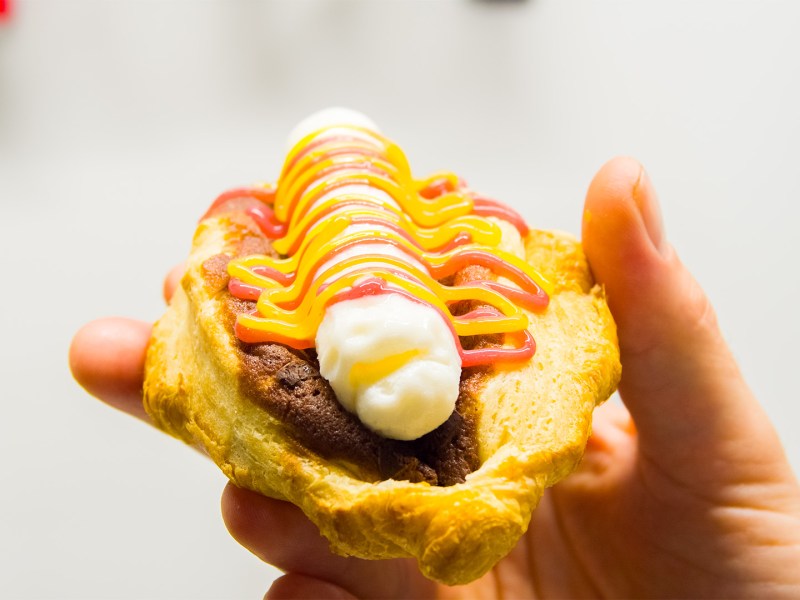 Croissant Hot Dog mit Milcheis und Brownie-Teig gefüllt