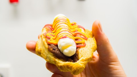 Croissant Hot Dog mit Milcheis und Brownie-Teig gefüllt