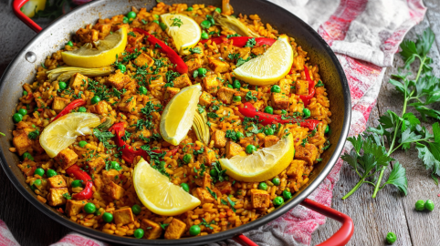 Vegane Paella, serviert in einer großen Pfanne.