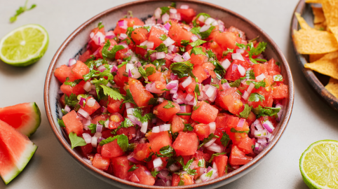 Eine Schale mit Wassermelonen-Salsa.