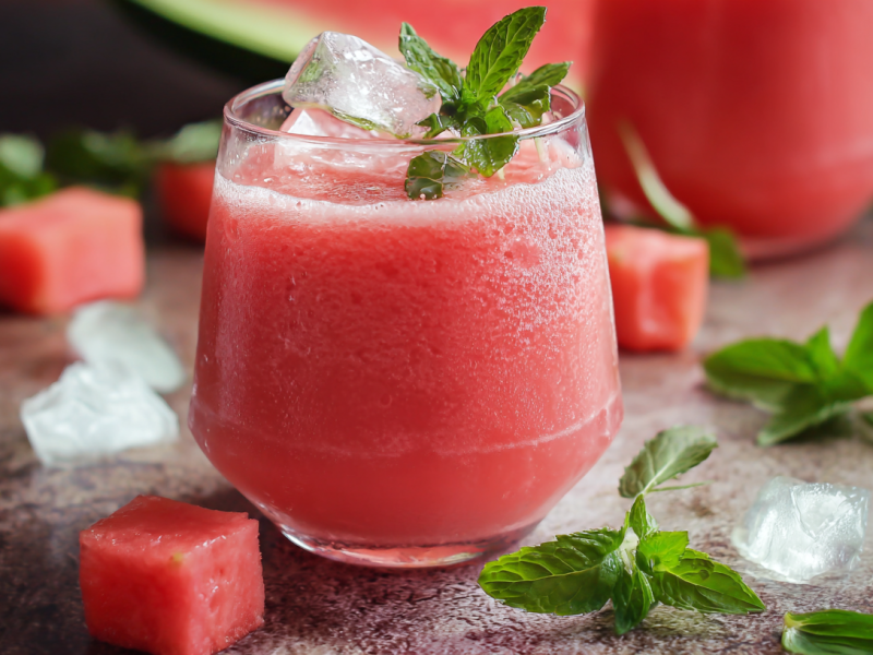Mehrere Gläser Wassermelonen-Smoothie mit Minze.