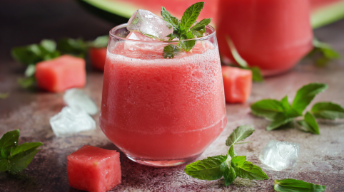 Mehrere Gläser Wassermelonen-Smoothie mit Minze.