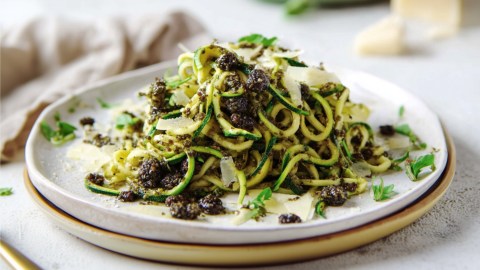 Ein Teller Zoodles mit Olivenpesto.