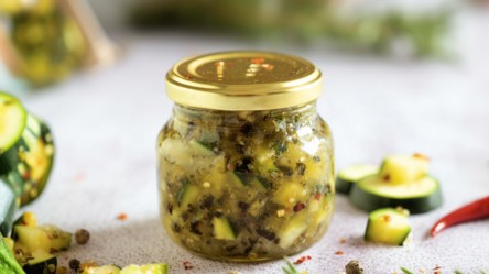 Ein Glas Zucchini-Chutney.