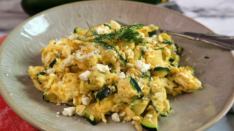 Ei Teller mit Zucchini-Feta-Rührei.