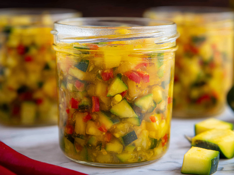 Mehrere Gläser mit Zucchini-Mango-Relish.