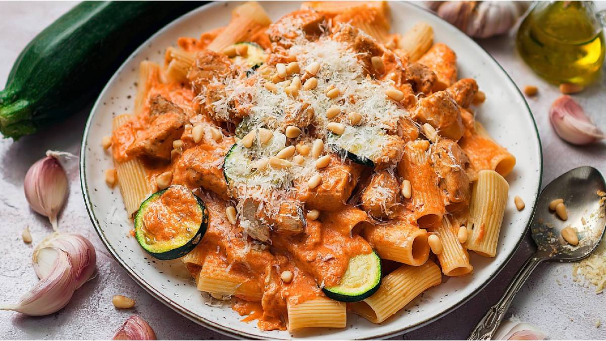 Teller mit Tomaten-Zucchini-Pasta mit Hühnchen