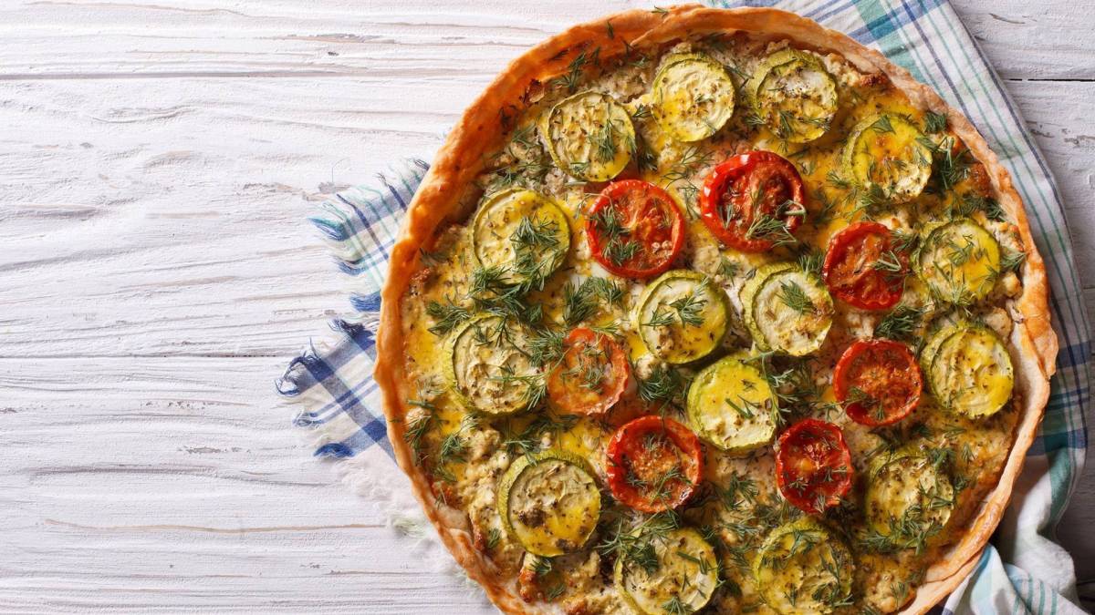 Die Zucchini-Tomaten-Quiche in der Draufsicht.