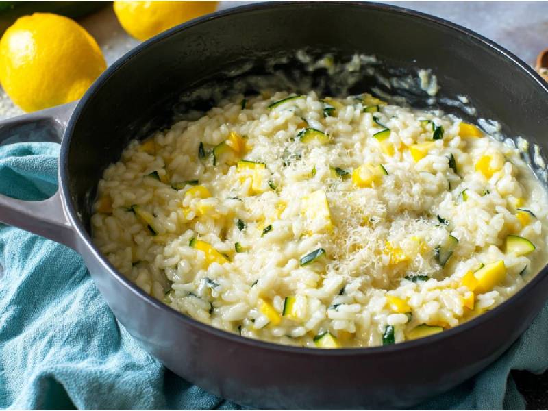 Topf mit einem Zucchini-Zitronen-Risotto