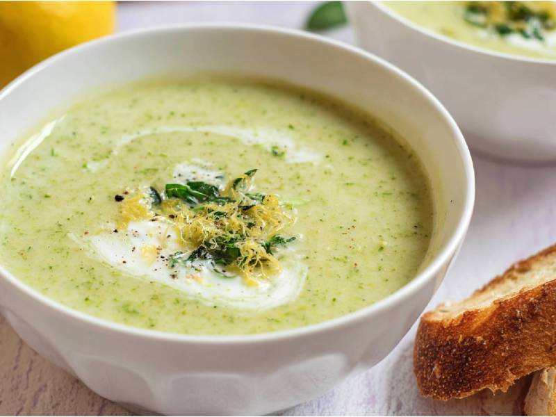 Schale mit Zucchini-Zitronensuppe