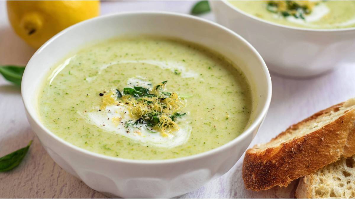 Schale mit Zucchini-Zitronensuppe