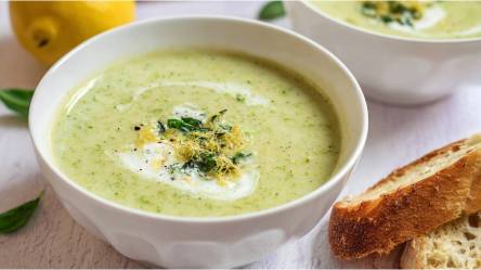 Schale mit Zucchini-Zitronensuppe