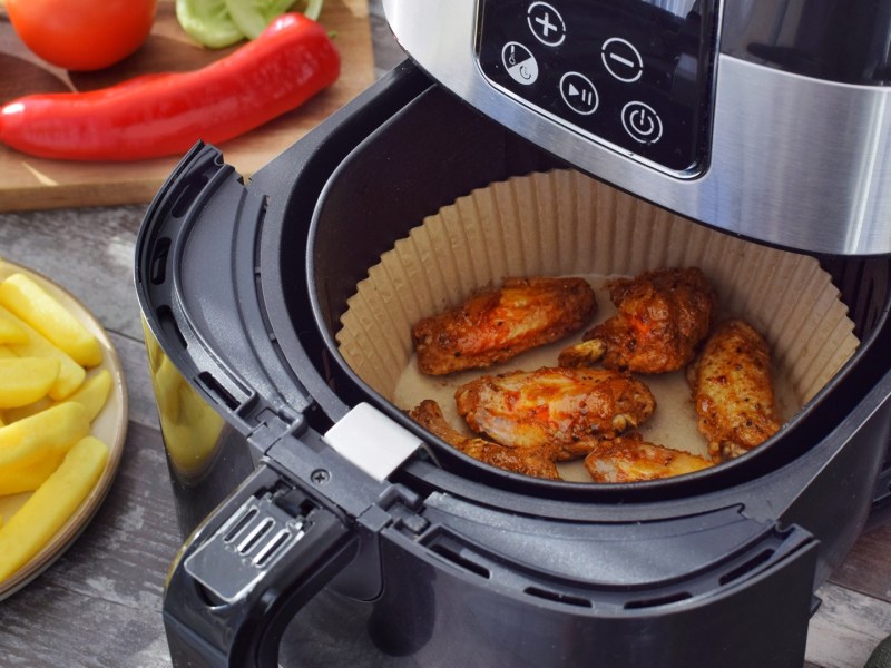 Airfryer-Zubehör: Hähnchenflügel im Airfryer.