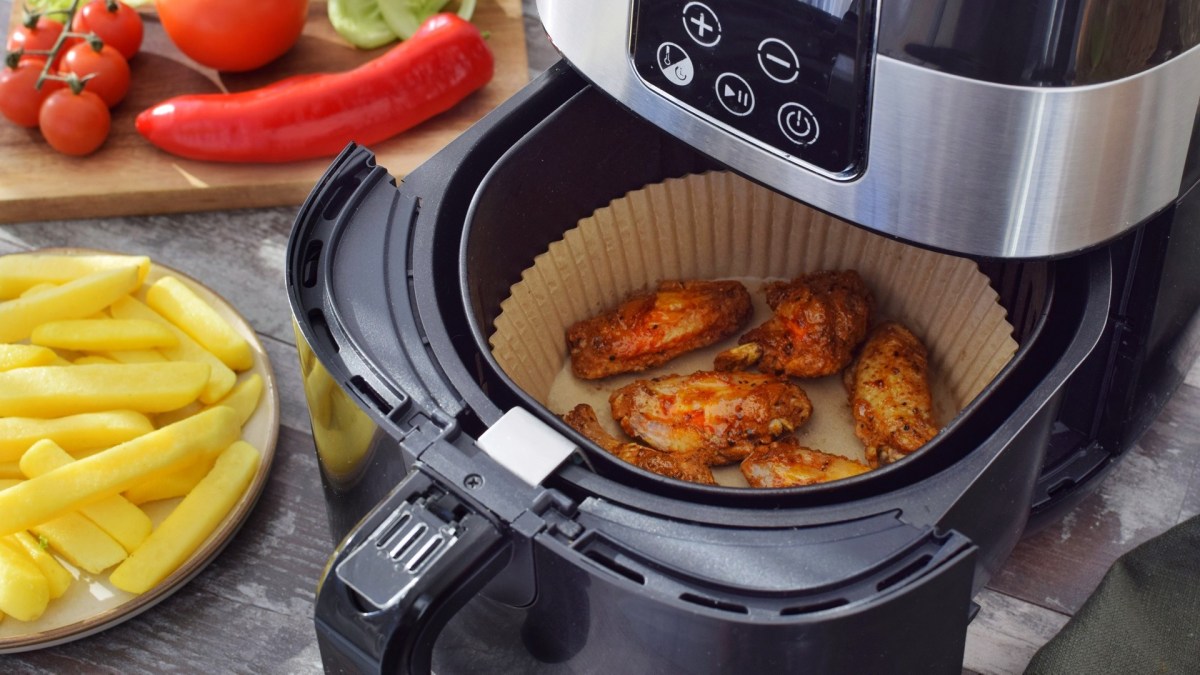 Airfryer-Zubehör: Hähnchenflügel im Airfryer.
