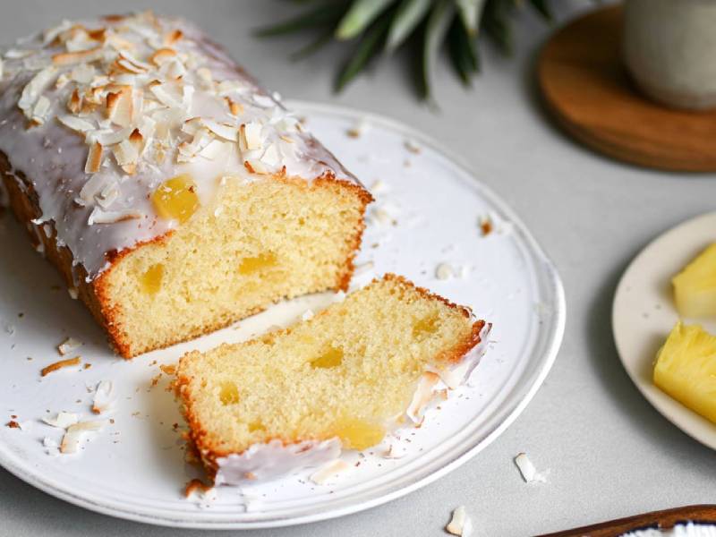 Teller mit Ananas-Kokos-Kuchen