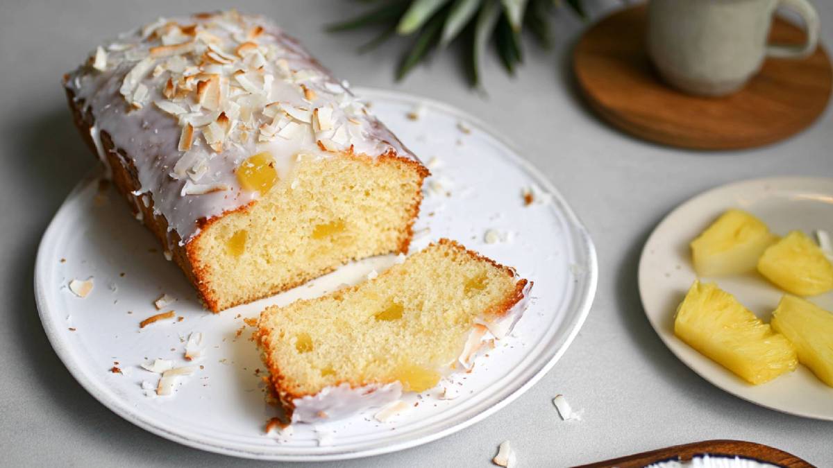 Teller mit Ananas-Kokos-Kuchen